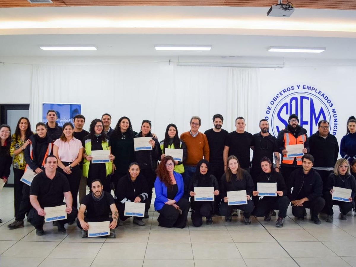 El municipio entregó certificados a inspectores e inspectoras que completaron una capacitación sobre normativa local