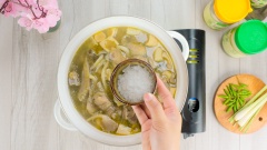 Cách làm nước lẩu gà lá é ngon: Mở lửa lớn cho nước sôi lại rồi cho nấm bào ngư xé nhỏ vào. Nêm nếm với 5 muỗng canh hạt nêm và 5 muỗng canh đường phèn cho nước lẩu thêm đậm đà và ngọt thanh. Cuối cùng cho vào 100gr lá é cắt nhỏ cùng 15gr ớt xiêm xanh đập dập, chờ nước lẩu gà lá é sôi lại rồi đem ra thưởng thức.