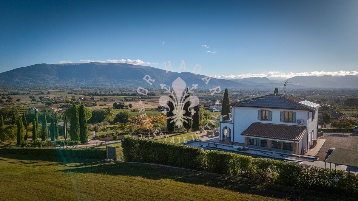 נוף מרהיב באסיזי (Assisi) — 9