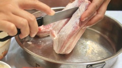 Thịt ba chỉ mua về rửa sạch, để ráo nước. Sau đó, dùng dao khứa thịt ra thành 1 đường theo chiều dài miếng thịt.