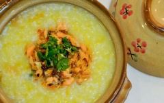 Cho hỗn hợp phi lê cá hồi vừa xào vào nồi cháo, khuấy đều thêm 1 phút. Múc cháo ra tô, rắc ngò rí lên trên, dùng nóng.