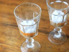 Thêm 1 lớp kem sữa tươi lên trên nữa. Lặp lại 1 lần nữa với các thứ tự như lần đâu, thêm lớp cuối cùng là bánh quy nhé.