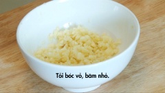 Đùi gà rửa sạch, để ráo, khía vài đường cho dễ chín. Tỏi bóc vỏ, băm nhỏ