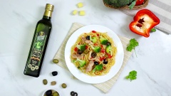 Mì ý gà nấu oliu là một món ăn vừa ngon, giàu chất dinh dưỡng, lại siêu dễ làm. Với hướng dẫn này, bạn có thể làm được một món mì ý sang chảnh một cách dễ dàng mà không cần phải là một đầu bếp chuyên nghiệp. Còn chờ gì mà không vào bếp và làm một bữa mì ý thật thịnh soạn cho gia đình thân yêu của mình nào.