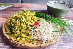 Bông điên điển đem nhặt bỏ cọng, bông dập úa. Sau đó đem rửa sạch. Giá đỗ nhặt bỏ các cọng giá giập nát và vỏ đỗ còn sót lại. Sau đó rửa sạch, để ráo nước. Lá hẹ nhặt bỏ những lá giập, úa, rửa sạch, cắt khúc cỡ 3-4cm.