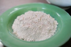 Khoai tây rửa sạch, gọt bỏ vỏ. Đem luộc 3 trứng gà rồi lột vỏ. Trộn đều vụn bánh mì với 1 muỗng canh ngò rí. Cho bột mì ra đĩa.