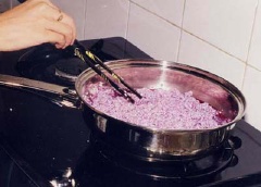 Phần vỏ bánh lá cẩm: Bắc chảo cho vào 1 lon nước dừa + 2/3 muỗng cà phê muối + 5 muỗng đường. Tiếp theo, đổ nếp ngâm (nhớ chắt hết nước) vào xào cho đều. Bắc chảo xuống chia làm 5 phần đều nhau.