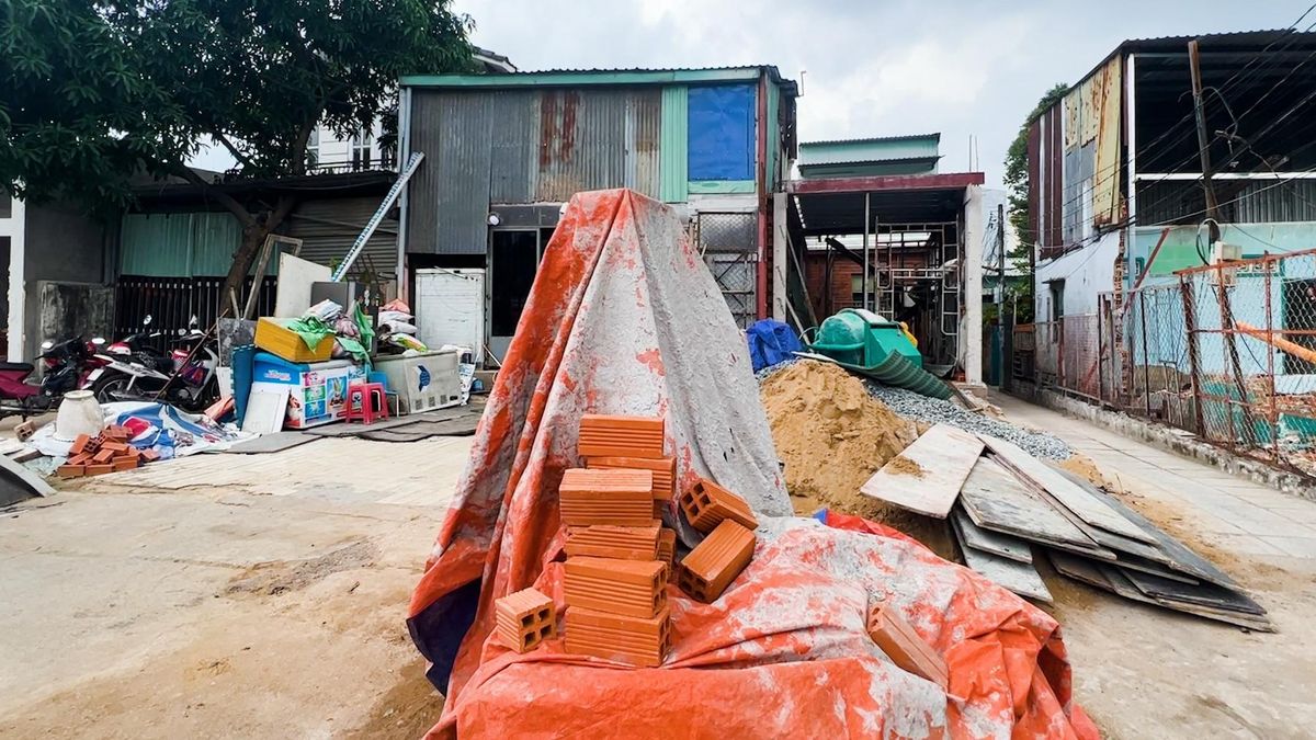 Nhiều hộ dân tháo dỡ nhà bàn giao mặt bằng, gỡ nút thắt đường dẫn vào cao tốc - Báo VietnamNet