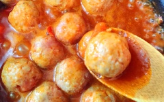 Cho 2 muỗng canh dầu ăn, 4 muỗng canh sốt cà chua, 1 muỗng canh nước mắm, 1 muỗng cà phê hạt nêm, 1 muỗng canh đường trắng, 1/2 muỗng cà phê tiêu vào nồi, khuấy đều 1 phút. Cho viên thịt heo bằm vào, nấu cùng lửa nhỏ.