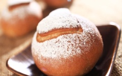Cuối cùng, nướng bánh ở 180 - 200 độ C trong 18 phút. Bánh mì mochi nóng hổi ra lò. Lớp vỏ giòn nhưng bên trong thì mềm dẻo.