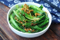 Dội hỗn hợp sốt tương đen vừa đun lên tô rau xà lách. Khi ăn trộn đều lên nhé! Nếu không thích ăn trộn, bạn có thể xem sốt tương đen như nước chấm để ăn cùng nhé! Cắt thêm ít lát ớt vào cho thêm vị cay nhé!
