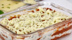 Cuối cùng là lớp sốt bò Bolognese, rắc 100gr phô mai Mozzarella và 50gr phô mai Parmesan trên mặt. Dùng giấy bạc che mặt khay nướng để Lasagna được chín đều. Cho vào lò nướng ở nhiệt độ 200 độ và 15 phút. Sau đó bỏ giấy bạc, nướng thêm 25 phút đến khi phô mai chảy có màu vàng nâu đẹp mắt là hoàn thành cách làm Lasagna ngon.