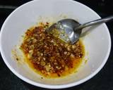 Cá điêu hồng làm sạch để ráo, dùng dao khứa vài đường trên mình cá để ướp cho thấm gia vị. Trộn các gia vị nêu trên trong 1 cái chén.
