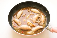 Tiếp theo, bạn thêm mực vào. Cho 1/2 muỗng canh muối vào đảo chung cho thấm gia vị. Thêm 1 muỗng cà phê dầu hào và 50ml nước vào rim mực cho đến khi cạn bớt nước và sốt sánh lại là được. Cho mực ra đĩa, rắc hành lá thái nhỏ lên trên là xong.