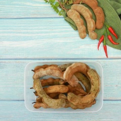 Rửa sạch và để ráo 1kg me non, rồi trữ trong hộp kín ở tủ đông khoảng 1 ngày.