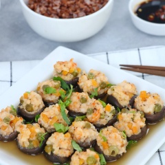 Sau 45 phút nấu, đèn thông báo sẽ tắt, vậy là chúng ta có ngay bữa cơm gia đình đầy đủ chất dinh dưỡng và thanh đạm với món tôm hấp nấm ngọt ngon vị tươi của tôm và nấm, cơm gạo lứt nở mềm. Để tiết kiệm thời gian và không gian, các bạn hãy có ngay chiếc nồi cơm điện Hitachi có chức năng nấu song song, vừa nấu cơm vừa nấu đồ ăn này nhé, rất là ngon luôn đó.