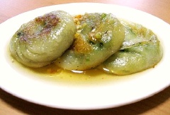 Hấp trên lửa to chừng 10 phút là chín bánh. Bạn nào thích chiên thì hấp chừng 5 phút là được, chiên kèm cái trứng gà là tuyệt vời nhất đó.