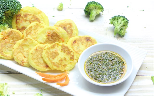 Bánh Trứng Khoai Tây Chấm Sốt Bông Cải Xanh