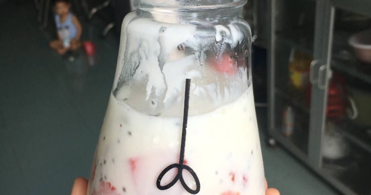 Sữa chua dâu hạt chia