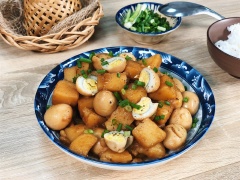 Và thế là đã xong món khoai tây kho trứng cút rồi, chuẩn bị cơm nóng để bắt đầu bữa ăn thôi nào. Chúc các bạn thành công với món siêu dễ này nha.😗