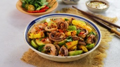 Những miếng bạch tuộc dai giòn sừn sựt ăn kèm với cóc non chua chua. Nước mắm với vị ngọt thanh từ đường thốt nốt, một chút the của ớt và hương thơm hấp dẫn từ các loại rau thơm. Tất cả như hòa quyện để tạo ra món ăn vặt hết sức ngon miệng và thú vị.
