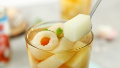 Như vậy, ly hồng trà thạch vải mát lạnh với hồng trà thơm ngát, vải tươi ngọt ngào và thạch vải giòn dai, thơm nức hương vải đã hoàn tất. Với cách làm thạch vải của Cooky, ly hồng trà vải thông thường đã trở nên siêu hấp dẫn rồi đó nha! Còn chờ gì mà không xắn tay vào bếp và tự pha chế những ly trà chất lượng, thơm ngon ngay thôi nào!