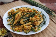 Bày món ăn ra đĩa và dùng với cơm trắng. Chúc các bạn thành công, ngon miệng nhé!