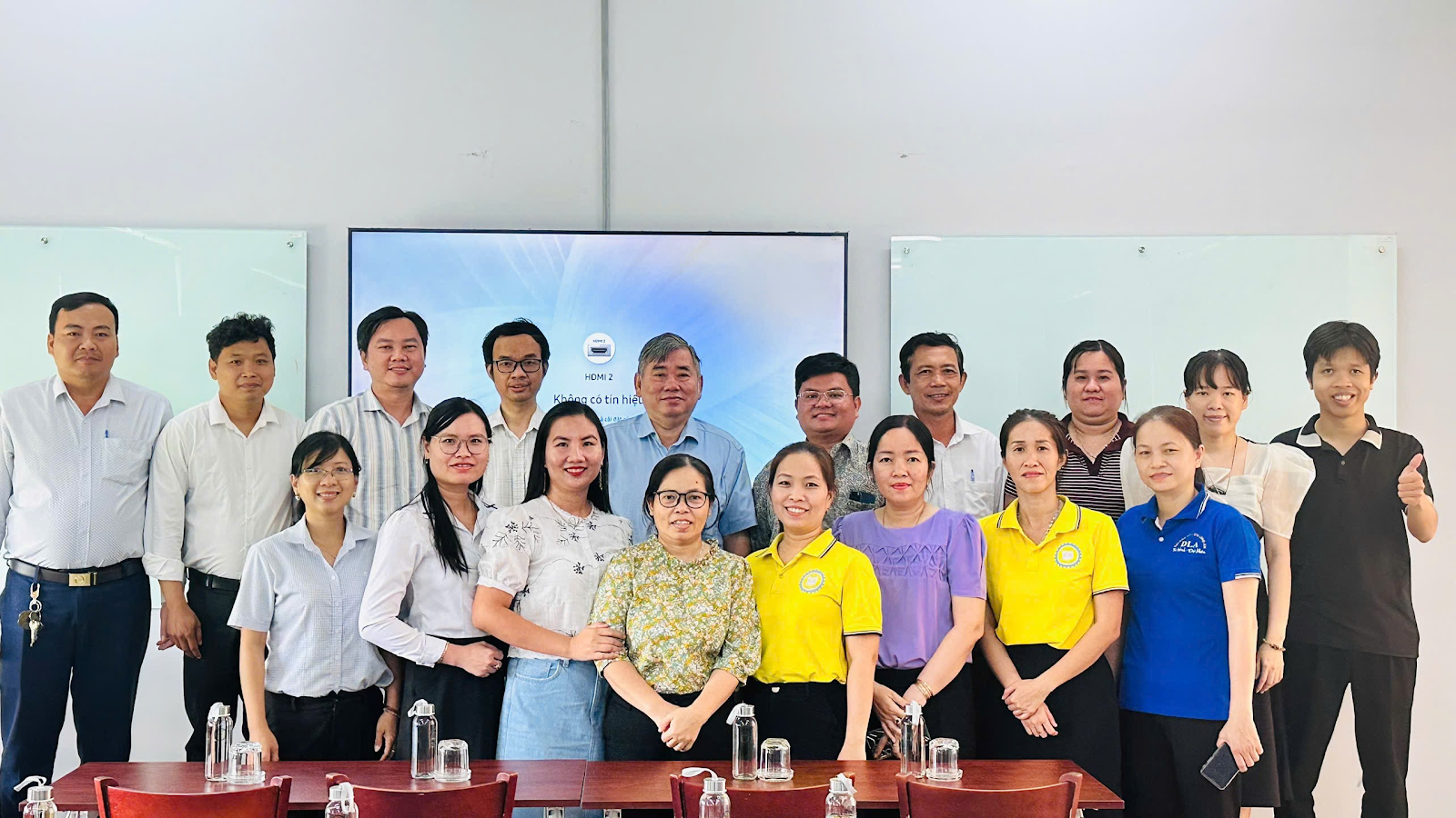 Quý thầy cô DLA chụp ảnh cùng diễn giả