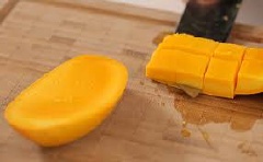 Bơ gọt vỏ, cắt miếng. Dâu tây cho vào đông lạnh khoảng 10 phút. Xoài cắt hạt lựu. Cà rốt gọt vỏ, cắt miếng nhỏ.