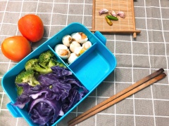 Bạn có thể dùng cách này để chuẩn bị hộp cơm để mang đi làm, đi học. Vừa nhanh, vừa vệ sinh an toàn lại còn tiết kiệm nữa á. Chúc cả nhà mình thành công nha!