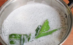 Dùng túi vải hoặc một miếng vải to để lọc lấy nước đậu, bỏ bã (vắt cho thật kiệt sao cho thu được lượng nước đậu nành tương đương lượng nước ban đầu). Cho nước đậu nành vừng đen vào nồi, thêm lá nếp rồi đặt lên bếp đun, thi thoảng quấy để khỏi bị khê đáy nồi. Khi nước đậu sôi bùng lên thì hạ lửa nhỏ, đun sôi lăn tăn thêm khoảng 10 phút nữa thì tắt bếp.