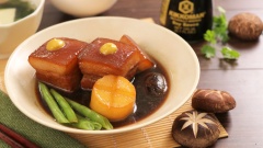 Chỉ với các bước siêu đơn giản như trên, bạn đã có món thịt kho tương kiểu Nhật thơm ngon lạ miệng, món này dùng nóng với cơm trắng rất ngon, miếng thịt nhừ thấm vị ngọt bùi bùi của tương rất là tuyệt. Cùng vào bếp và thực hành ngay cho gia đình bạn nhé!