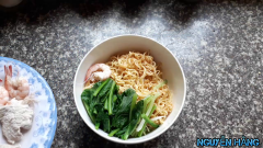 Các bạn bày món ăn ra tô, cho tất cả nguyên liệu đã trụng chín vào tô, cho muối ớt vào trộn đều là món ăn của mình hoàn thành rồi nhé các bạn. Chú ý : Ăn chừng nào mình cho từng đó muối ớt kẻo mặn nhé, bạn cũng có thể cho thêm tương ớt, chanh cho ngon hơn.