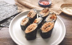 Cơm cuộn bò kim chi lăn bột với hương vị cay cay, chua chua cùng thịt bò đậm đà được cuốn trong cơm và rong biển rất ngon, hấp dẫn, bạn có thể làm thành món ăn nhẹ hoặc đi dã ngoại đều tuyệt nha.