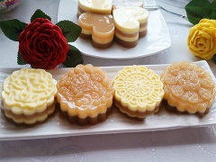 Để rau câu flan nguội hoàn toàn thì cho vào ngăn mát tủ lạnh khoảng 2 tiếng đồng hồ cho đông hẳn, sau đó gỡ rau câu khỏi khuôn xếp vào khay, đĩa mời mọi người thưởng thức.
