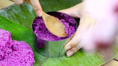 Mua khuôn tròn to hơn kích thước của chữ cái. Ấn nếp lá cẩm vào khuôn với độ dày 2cm. Đặt miếng bìa mica lên khoanh nếp cẩm, tỉa theo đường viền chữ. Lần này bạn tỉa ngược lại với phần nhân sao cho có đủ khoảng trống để gắn nhân vào giữa.