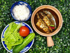 Bày trí cá kho ra nồi đất cho đẹp mắt dùng với cơm nóng rất ngon. Món ăn này mà dùng vào những ngày mưa thì đưa cơm cực kỳ.