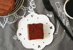 Sau đó cho bánh bông lan cacao ra đĩa, cắt miếng vừa ăn và thưởng thức thôi nào! Với cách làm bánh bông lan chocolate thơm lừng này, cả nhà sẽ được thưởng thức món tráng miệng hấp dẫn cho bữa trà chiều. Nếu sáng tạo hơn, bạn có thể áp dụng công thức bánh cacao này với cách làm bánh bông lan cuộn socola nha.