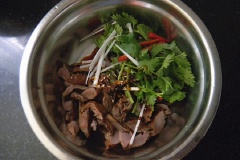 Cho mề gà vào âu, thêm ngò rí, gốc hành, ớt sừng, dầu ớt vào trộn đều là xong.