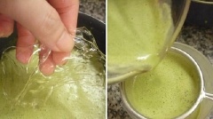 Lúc này, bột galetin đã hòa tan xong, đem đổ vào hỗn hợp trên, khuấy đều. Sau đó mới bắc ra, để nguội. Để kem mịn, đổ kem trà xanh qua 1 cái lọc để lọc bỏ cặn. Sau đó đem chia đều ra các ly đã đựng kem dâu tây, rồi cho vào tủ lạnh chờ đông lại.
