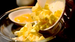 100gr kem phô mai (creamcheese) và 100gr bơ lạt để mềm ở nhiệt độ phòng rồi cho nguyên liệu vào 1 chiếc tô sạch cùng với 100gr đường bột. Dùng máy đánh đều cho tất cả các nguyên liệu hoà quyện vào nhau.