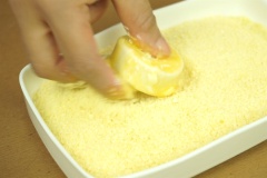 Nhúng đậu hũ non vào bột chiên giòn cho đậu phũ một lớp bột mỏng, tiếp theo nhúng đậu vào trứng gà đánh tan, cuối cùng là lăn qua bột chiên xù đã được xay nhỏ.