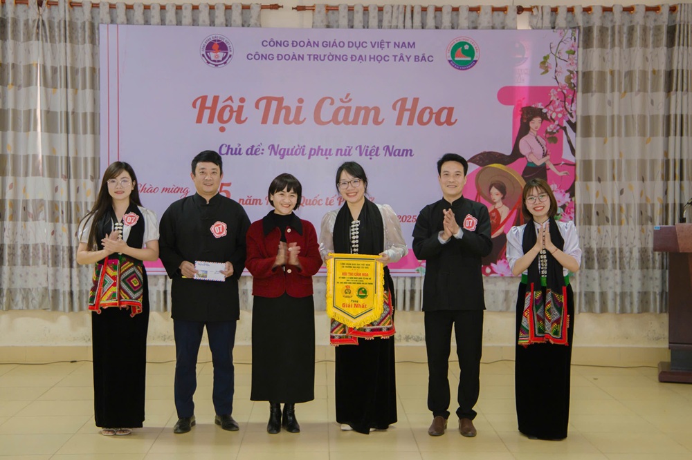 Công đoàn Trường đại Học Tây Bắc tổ chức hội thi cắm hoa chào mừng ngày Quốc tế phụ nữ 8/3