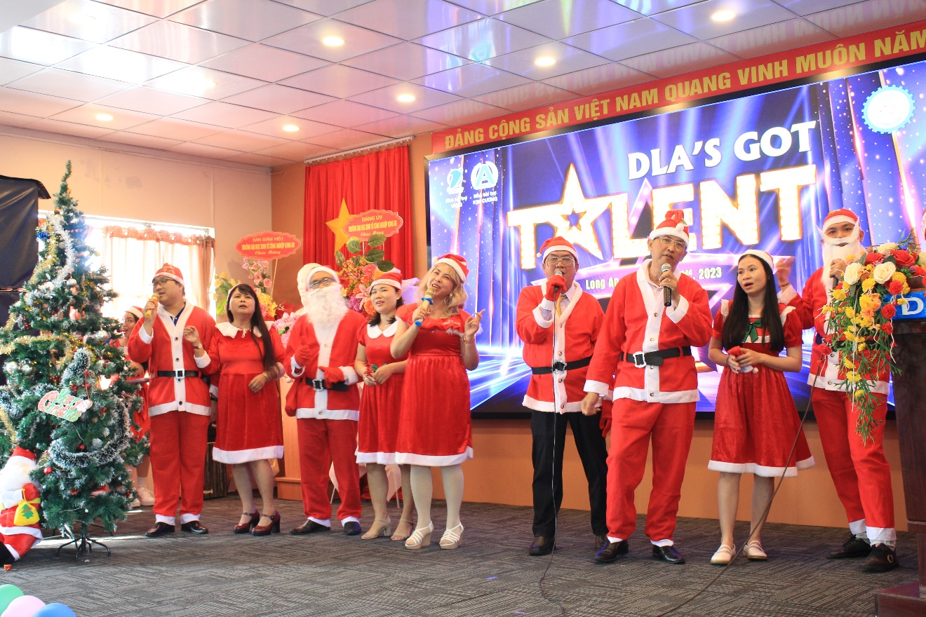 Tiết mục văn nghệ Mừng Giáng sinh và năm mới đến từ thầy cô Khoa Khoa học xã hội và ngôn ngữ quốc tế