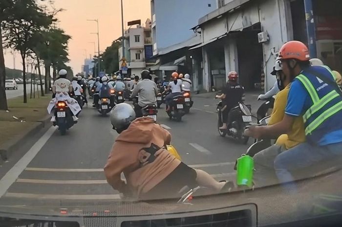 Len lỏi vượt ẩu, người phụ nữ đi xe máy ngã sõng soài trước đầu ô tô - Báo Xây Dựng