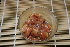 Thịt heo rửa sạch, thái lát sau đó cho vào bát, thêm nước tương, đường, một ít muối, bột bắp, dầu mè vào trộn đều.