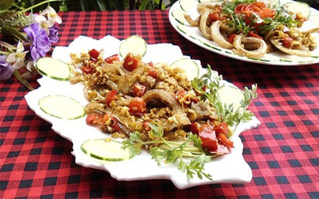 Tai Heo Xào Với Sả Ớt