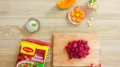 Cắt 200gr bí đỏ thành hình ngôi sao. Rửa sạch 200gr thịt thăn bò, sau đó cắt bò thành miếng vuông nhỏ vừa ăn.