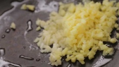 Chuẩn bị một dầu nóng đặt lên trên bếp sau đó bỏ tỏi vào phi thơm đến khi vàng đều. Cho măng tây vào xào nhanh đến khi chín đều. Cho thịt gà vào xào cùng đến khi thịt chín mềm, nhớ nếm thử trước khi cho gia vị vào bởi thịt gà không chín kỹ sẽ bị dai.