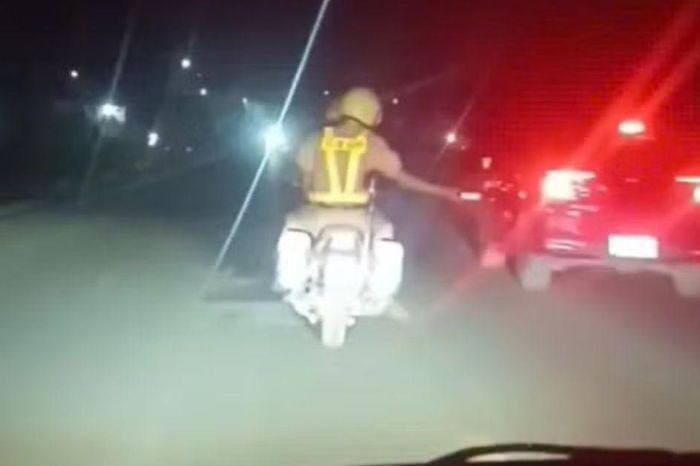 Xuyên dòng xe đông, CSGT Đắk Lắk đưa 2 nữ sinh bị thương đến bệnh viện kịp thời - Chuyên trang Góc nhìn pháp lý - Tạp chí Người đưa tin